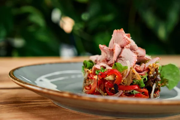 Vista lateral del plato con deliciosa ensalada saludable en la cafetería — Foto de Stock