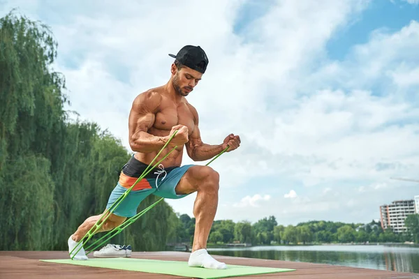 Entrenamiento fuerte del hombre, usando equipo deportivo . — Foto de Stock