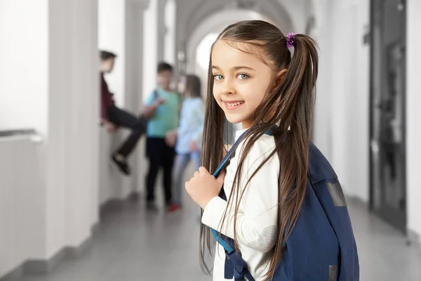 学校の廊下で面白い髪型を持つかわいい女の子. — ストック写真