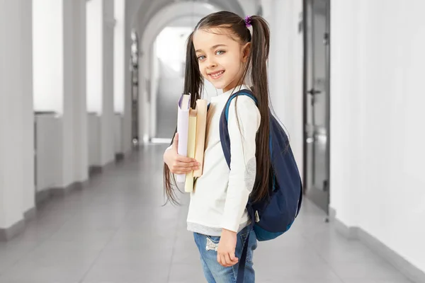 Vacker och söt skolflicka med rolig frisyr. — Stockfoto