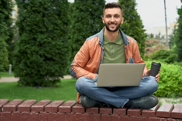 Freelancer posando com laptop e xícara de café . — Fotografia de Stock