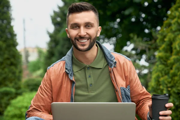 Freelancer de sucesso posando com laptop e xícara de café . — Fotografia de Stock