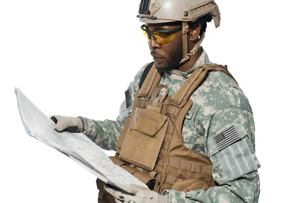 Amerikaanse soldaat dragen uniform en helm houden kaart. — Stockfoto