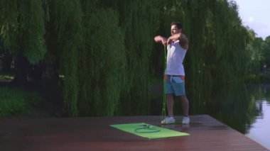 Germe için kauçuk genişletici kullanan konsantre atlet