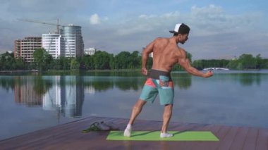 Bodybuilder kamera poz ve onun güçlü vücut gösteren