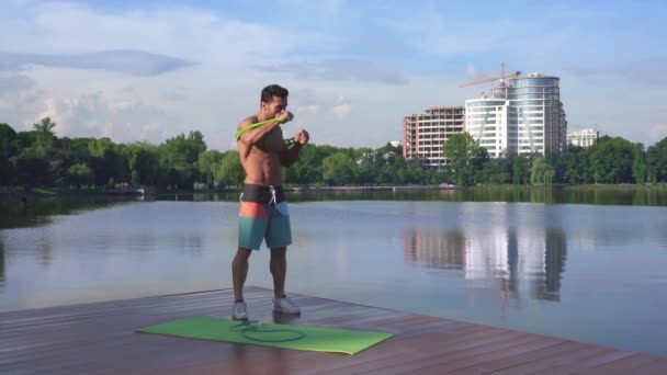 Homem musculoso com treinamento de tronco nu perto do lago da cidade — Vídeo de Stock