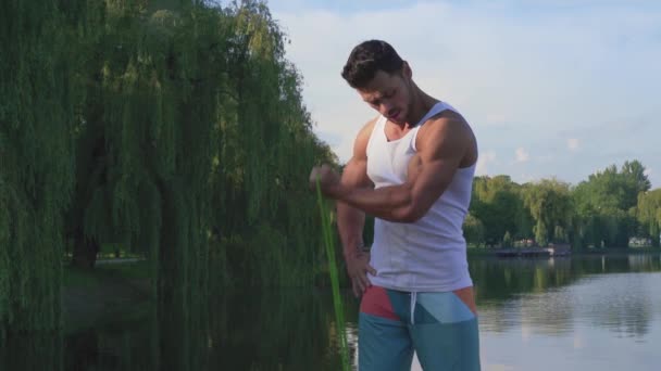 Portret van sterke man met gespierde lichaams opleiding outdoor — Stockvideo