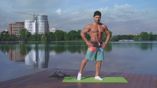 Full length portrait of muscular guy training on fresh air — Stock Video