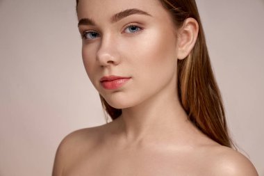 Baştan çıkarıcı, mükemmel ciltli, dolgun dudaklı genç bir kız..