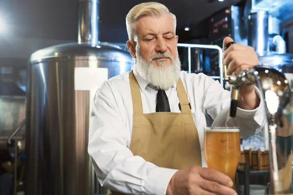 Cerveza vertiendo en vidrio cerveza fría . — Foto de Stock