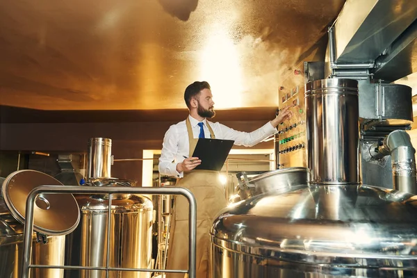 Bello ingegnere di birreria processo di ispezione della produzione di birra . — Foto Stock