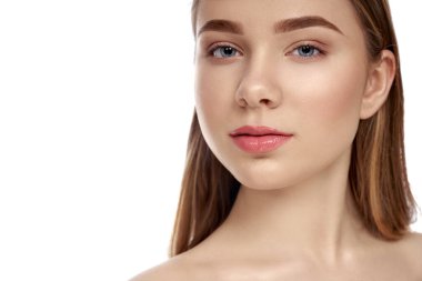 Yüzü mükemmel, dudakları çıplak, güzel bir kız..