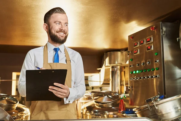 Ingeniero adulto inspeccionando el proceso de elaboración de cerveza . — Foto de Stock