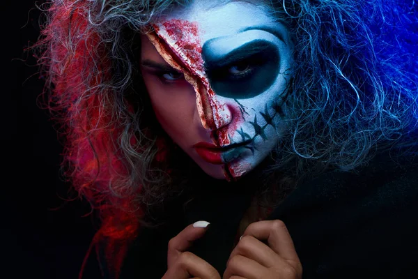 Blisko dziewczyny z makijażem halloween noszenie czarnej peleryny — Zdjęcie stockowe