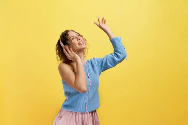 Modelo escuchando música con auriculares, bailando . — Foto de Stock