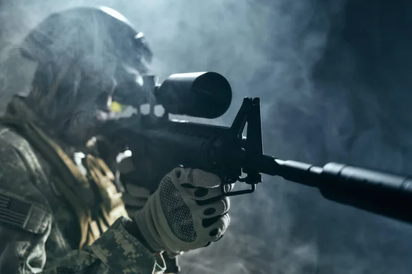 View from clouds of smoke of American soldier keeping sight. — Stock Photo, Image