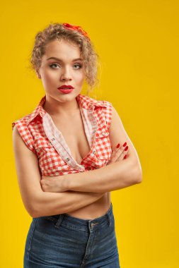 El ele tutuşan ciddi ve güzel bir kızın portresi.