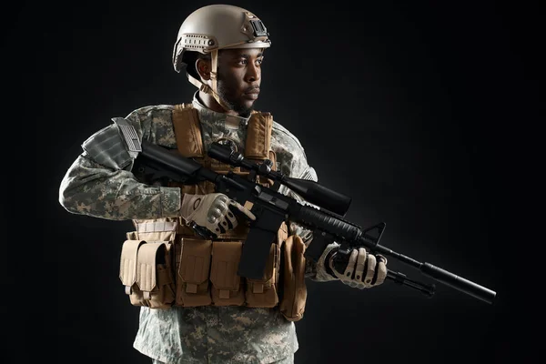 Magabiztos fiatal katona amerikai katonai egyenruhát visel.. — Stock Fotó