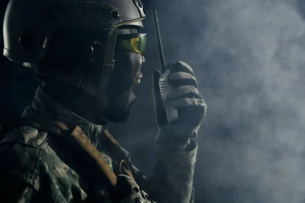 Soldado en casco gritando en radiocomunicación remota . —  Fotos de Stock