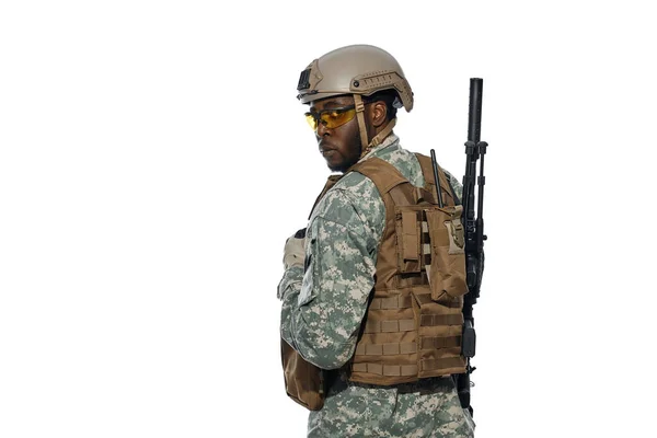 Professionele Amerikaanse soldaat in uniform met wapens. — Stockfoto