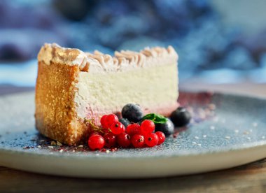 Lezzetli peynirli kekin seçici odağı