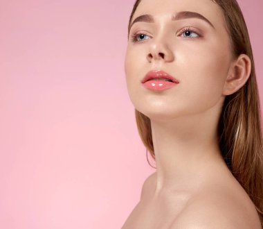 Yüz ve boyun derisini önemseyen çekici bir kadın.