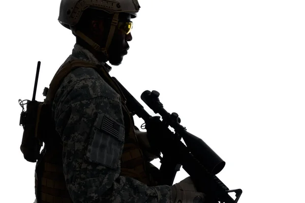 Silhouette eines männlichen Soldaten in amerikanischer Armeeuniform. — Stockfoto