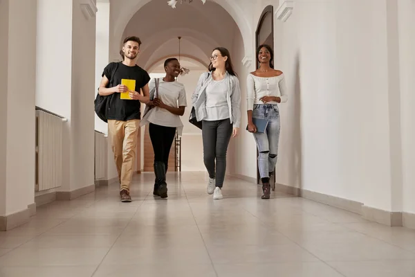 一群混合种族的学生走过走廊 — 图库照片