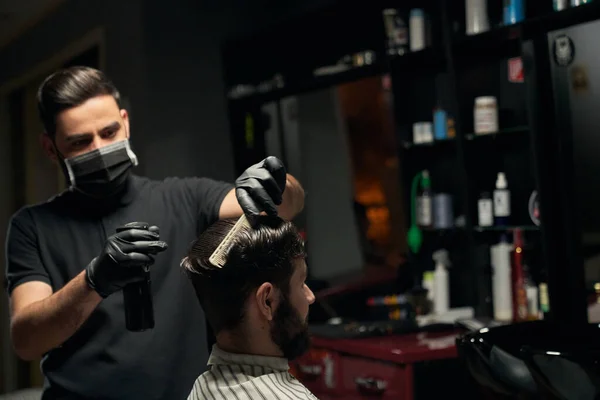 Przystojny brodaty mężczyzna robi nową fryzurę u fryzjera — Zdjęcie stockowe