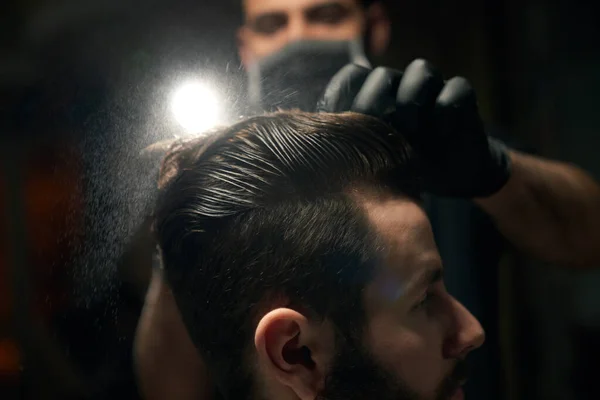 Detailní záběr Man česání vlasů od holiče v černých rukavicích — Stock fotografie