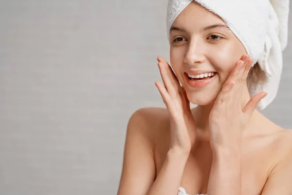 Woman with healthy skin of face posing, smiling. — Stock Photo, Image