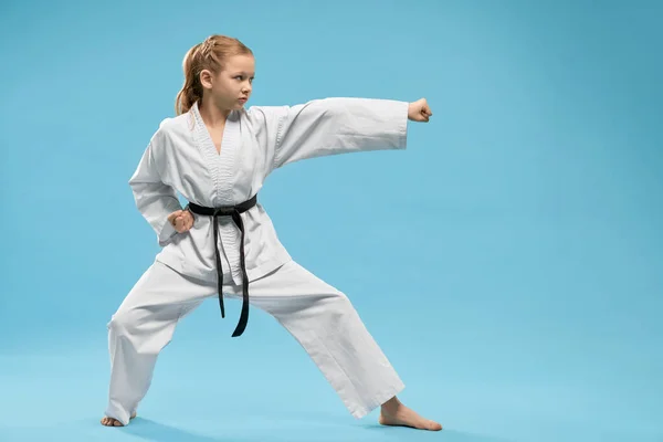 Menina em kimono branco em pé em postura . — Fotografia de Stock