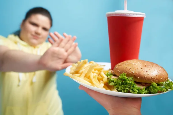Übergewichtige Frauen verweigern Fast Food in ihrem gesunden Lebensstil — Stockfoto