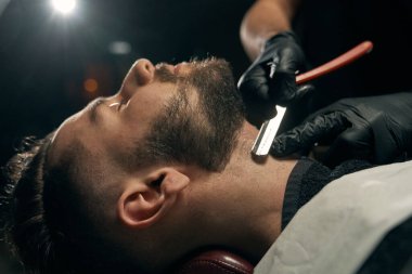 Berberlerin ellerini kapatın müşteriler için sakal tıraşı olun.