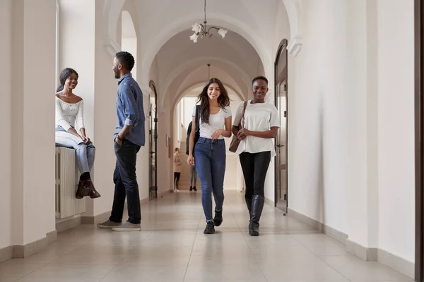 Multirracial grupo feliz de estudantes descansando juntos — Fotografia de Stock