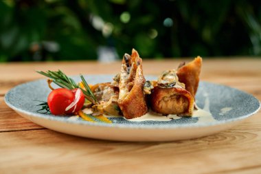 Krep mantar ve sos ile.