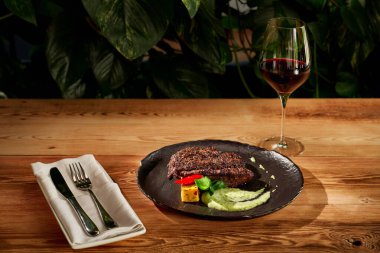 Ispanak soslu lezzetli biftek..