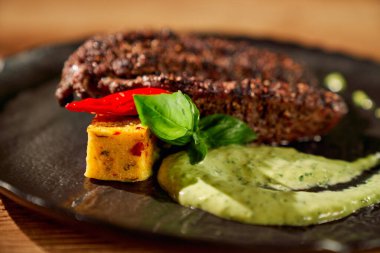 Ispanak soslu lezzetli biftek..