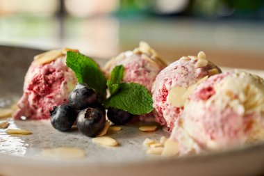 Dört kepçe çilekli dondurma.