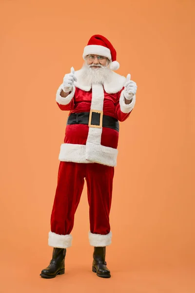 Pełna długość portret szczęśliwy Święty Mikołaj pokazując kciuki w górę — Zdjęcie stockowe