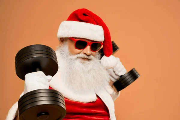 Gerçek sakallı, iki dambılı havalı Noel Baba.