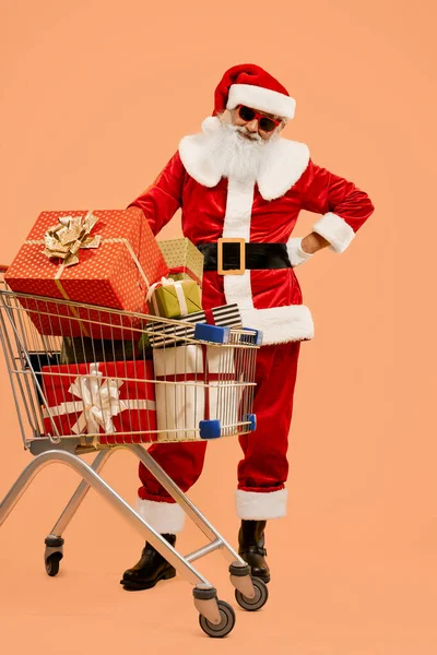 Портрет Деда Мороза с большим количеством подарков — стоковое фото