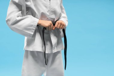 Beyaz kimonolu karateci kız el ele tutuşuyor..