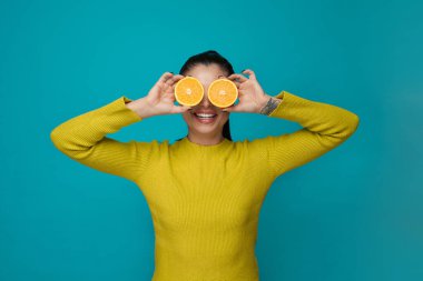 Sarı kazaklı, meyveli esmer.