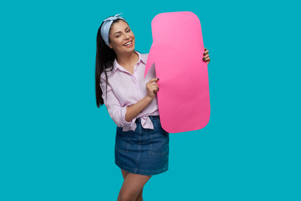 Женщина-подросток держит облака для идей и сообщений
