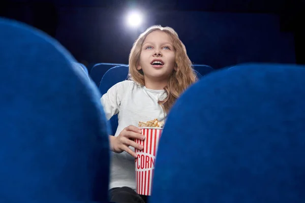 Szelektív fókusz izgatott szőke filmet nézni a moziban — Stock Fotó