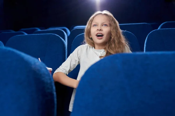 Vista frontal de la adolescente femenina viendo película de acción en el cine — Foto de Stock