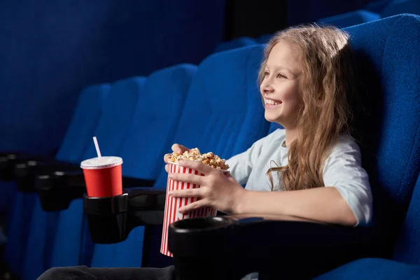 Vista lateral de la chica feliz riendo de la comedia divertida en el cine — Foto de Stock