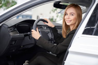 Otomobil kuaföründe oturan mutlu kadının görüntüsü