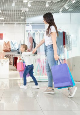 Alışveriş merkezinde küçük kızı ile çekici anne alışveriş